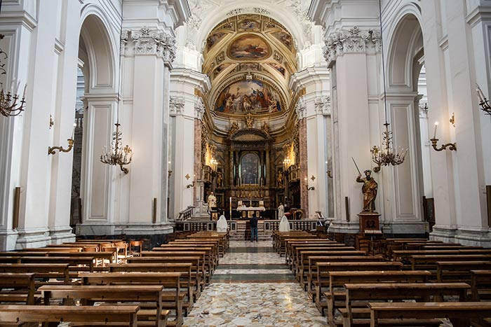 Итальянские епископы требуют открыть храмы, хотя священники продолжают умирать
