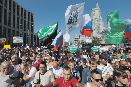 Россияне выходят  на протесты под любыми флагами