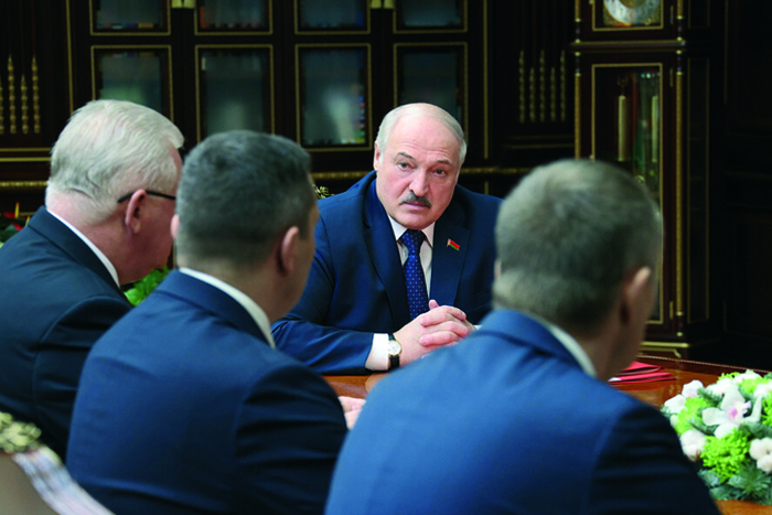 Лукашенко заменяет уставших соратников