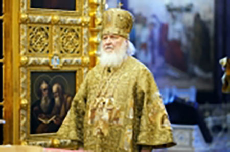 Патриарх Кирилл ведет метафизическую борьбу сразу на два фронта
