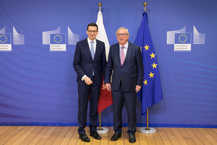 Польша меняет правительство, но не политику