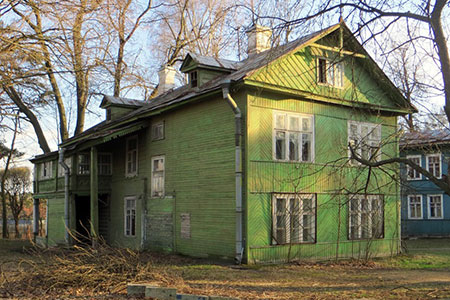 В Петербурге чиновники умеют превратить деревянный барак в Кижи