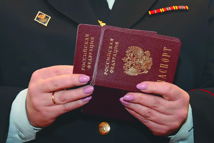 У соотечественников продолжают отнимать "ошибочные" паспорта 