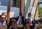 Журналисты "штурмуют" двери усадьбы Ла Грандж