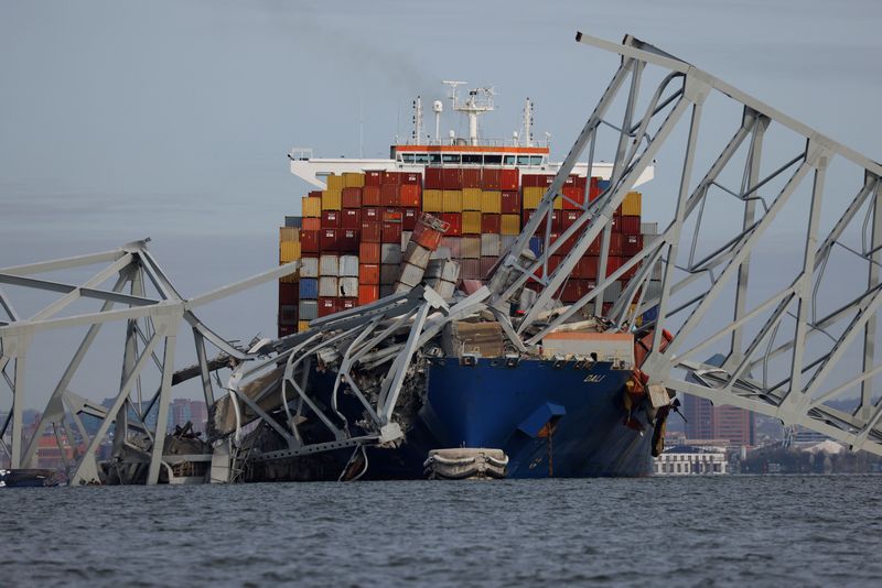 Трехсотметровый контейнеровоз обрушил автомобильный мост в США
