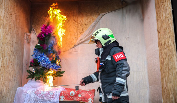 Спасатели советуют москвичам покупать качественные гирлянды и не играть у елки с огнем