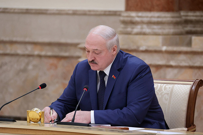 Лукашенко потребует 3,5 млрд долларов от России