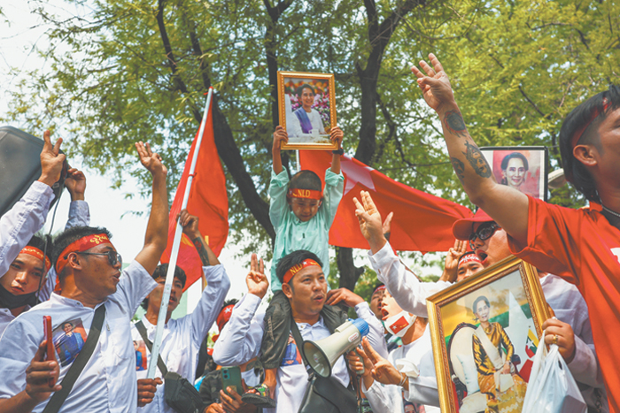 Хунта Мьянмы смягчается под давлением оппозиции и повстанцев