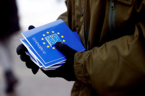 Шенгенские визы гражданам России отказываются давать все больше стран