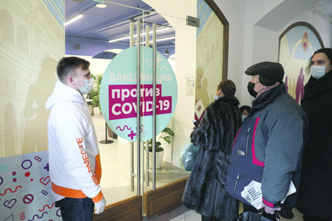 В Москве привиться против COVID-19 горожанам помогают волонтеры
