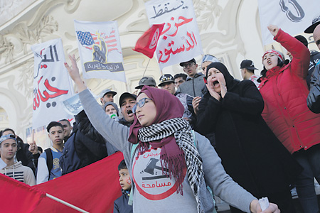 Снизить накал протестов в Тунисе не удается