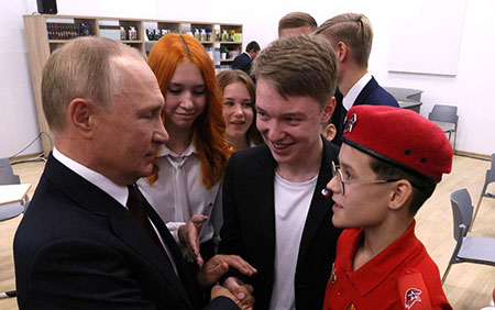 Путин посмотрел на новых пионеров и комсомольцев, спецоперация получила "атомную" легитимацию