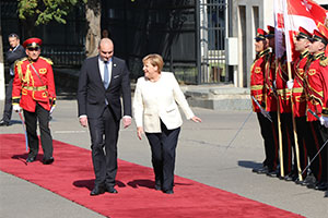 Что стоит  за внезапным визитом Меркель в Закавказье