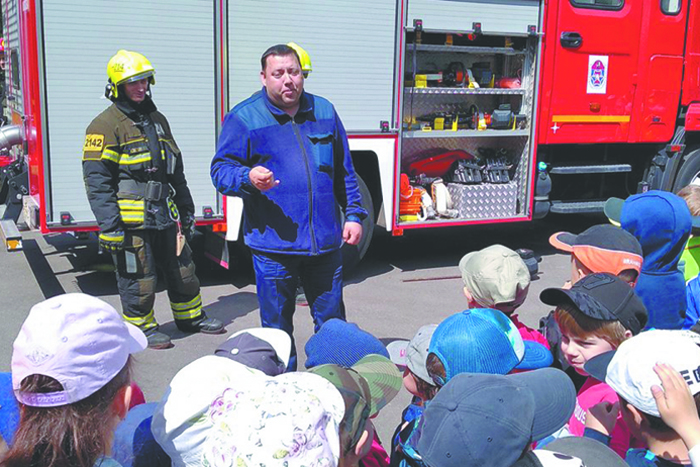 Московские пожарные обеспечили школьникам безопасное 1 сентября