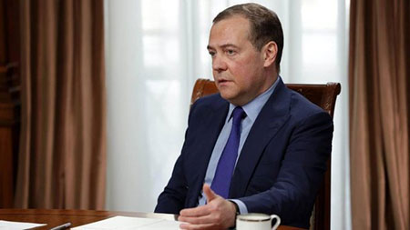 "Вице-президенту" Медведеву поручена политическая часть спецоперации...