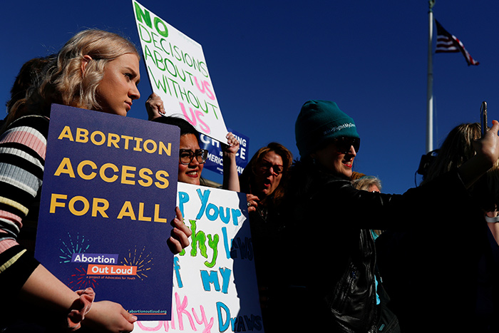 Миллионы американских женщин могут лишиться права на аборт
