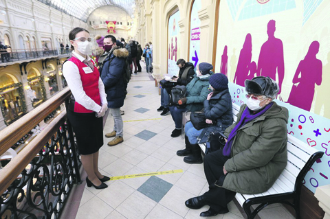 Москва ускоряет вакцинацию и смягчает антиковидные ограничения