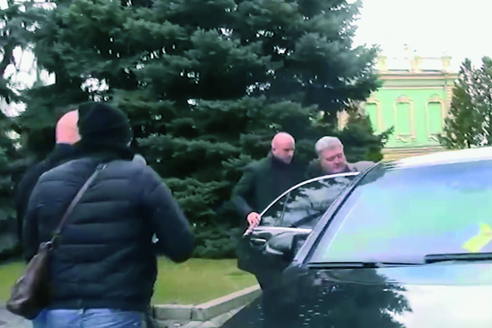 Порошенко уехал из Украины, не получив повестку