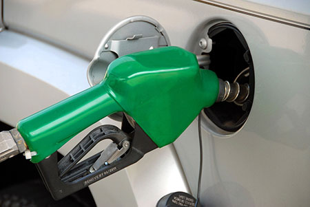 Правительство остановило рост оптовых цен на бензин...