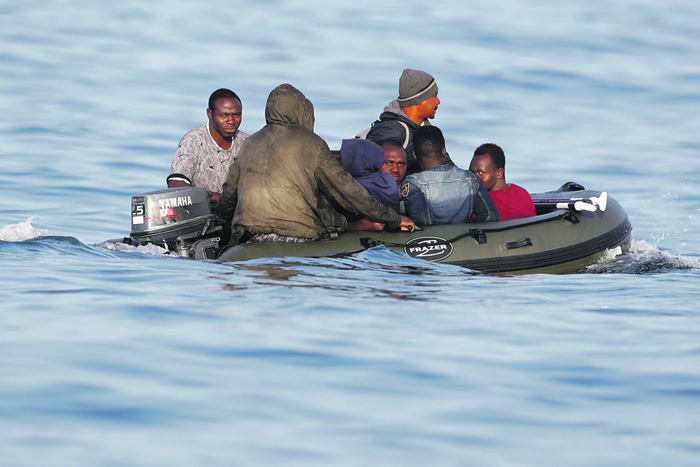 Британцы развернут лодки с беженцами в Европу