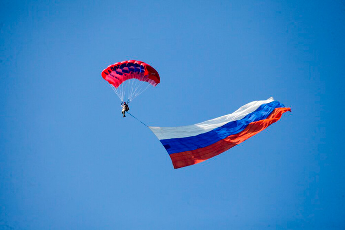 На российский триколор люди за рубежом смотрят с надеждой