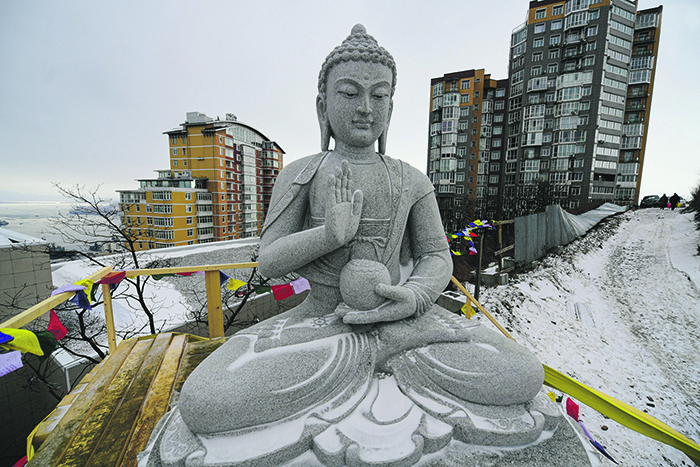 Владивосток. На сопке воздвигли трехметровое изваяние Будды