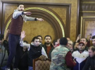 Разъяренная толпа врывается в здание армянского парламента...