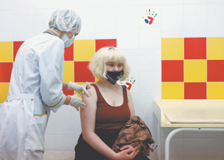 Волну нового ковида Россия встречает со старыми прививками