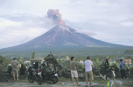 Извержение вулкана на Филиппинах заставили более 74 тыс. человек покинуть свои дома 