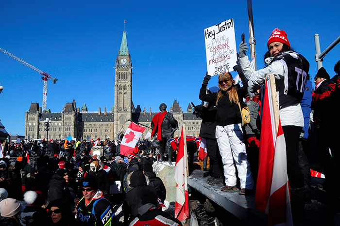Фото недели. Премьер-министр Канады спрятался от протестующих против коронавирусных ограничений.