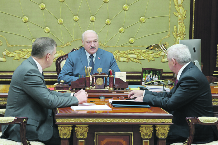 Лукашенко нашел шпионов теперь и на заводах