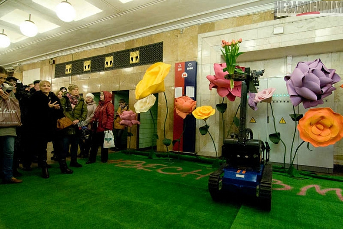 москва, метро, восьмое марта, мчс, робот, цветы, макияж, укладка волос