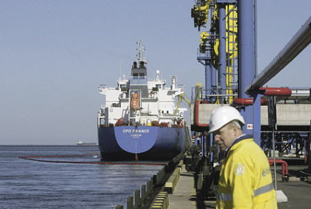 Нефтепереработчики отказываются грузить российскую нефть в порту Усть-Луга