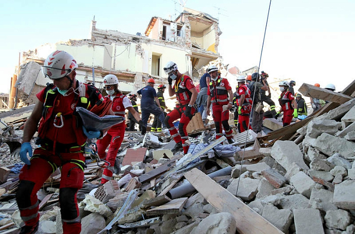 италия, землетрясение, спасатели
