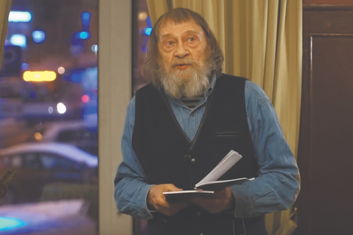 В трех плоскостях запущенных качелей…