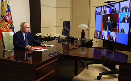 На Совбезе РФ президент объявляет о новом этапе борьбы за молодежь...