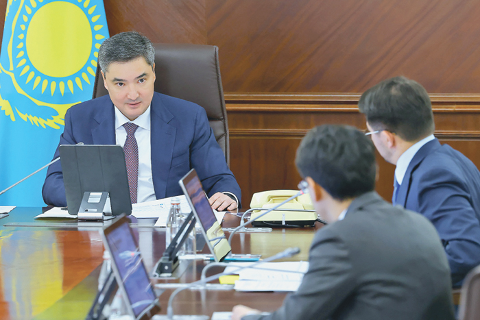 Казахстан не спешит делиться бензином с Россией