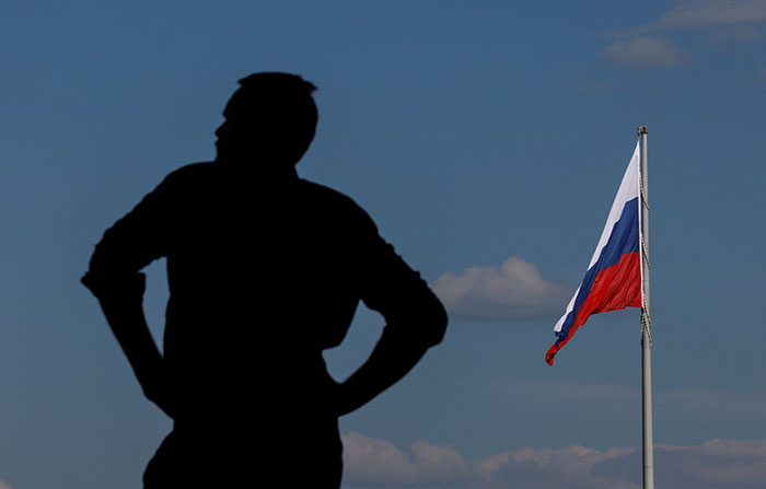 Для большинства россиян политика остается с краю