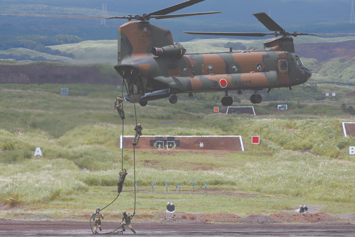 Япония снимает ограничения на военный экспорт