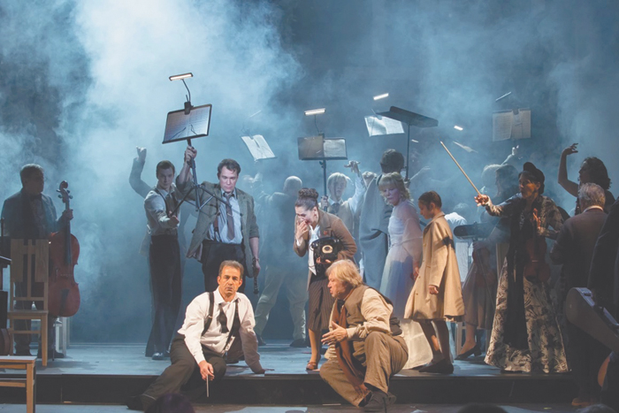 "Репетиция оркестра" наполняет Ленком свежим воздухом