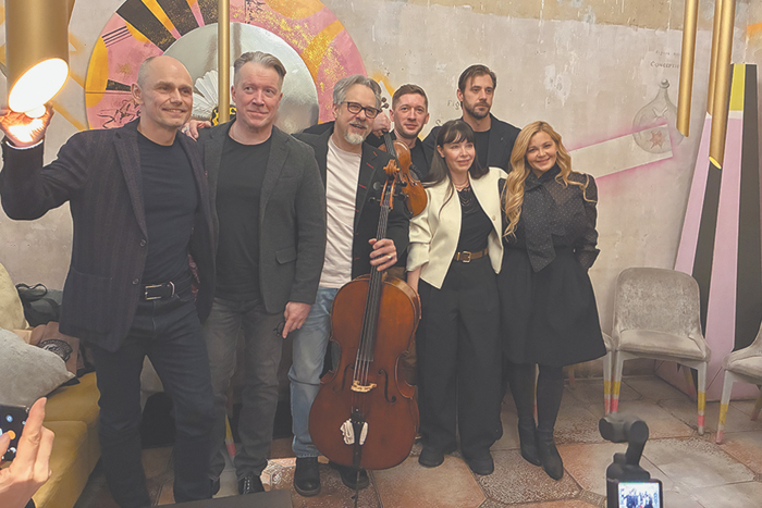 Все культурное стучится, а не врывается