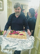 Именинник с праздничным тортом от Елены Чекаловой.
