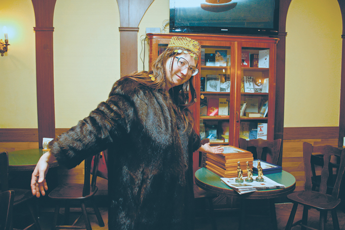 В грязной луже купаются голуби