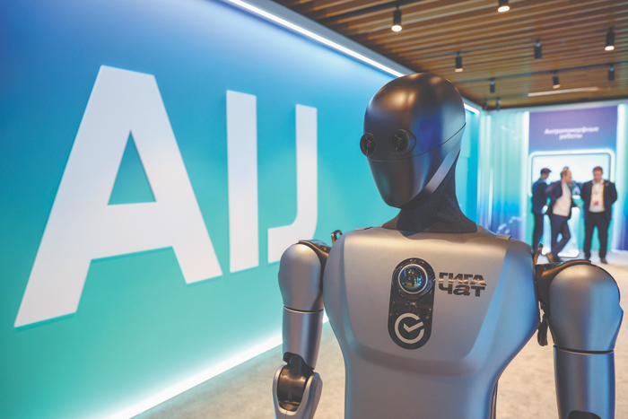 ГигаЧат в космосе, робот Грин на Земле