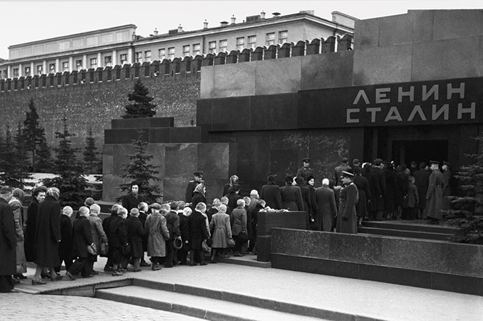 Из-за кого на самом деле Сталина вынесли из Мавзолея
