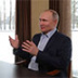 Путин пролистал видеоподборки из фильма Навального Путин пролистал видеоподборки из фильма Навального