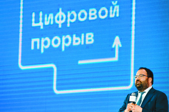 Угроза отключения от SWIFT омрачает праздник цифровизации в России