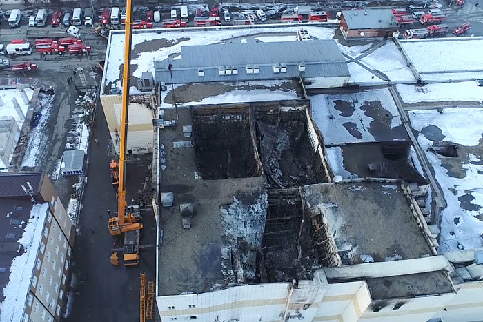 В Кемерове сгорел торговый центр "Зимняя вишня" (5)