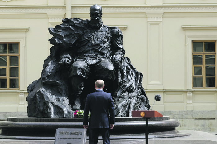 Фото недели. Владимир Путин равняется на Александра III 