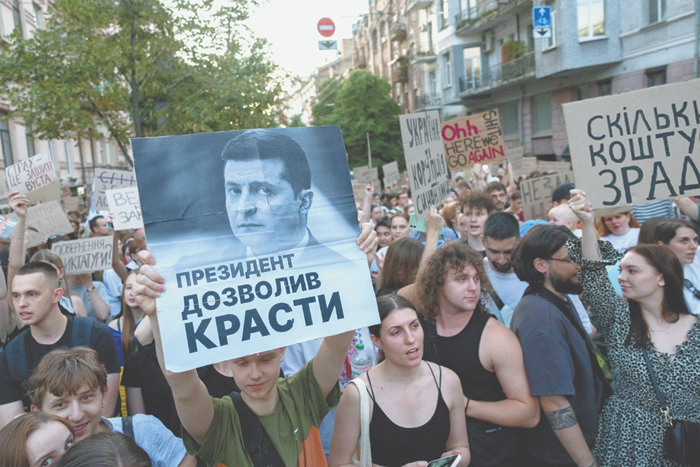 Зеленскому не удается погасить скандал вокруг антикоррупционных структур